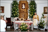 Koncelebranci rozpoczynają liturgie od ucałowania ołtarza