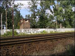 Mur Zakładów Naprawczych taboru Kolejowego w Pruszkowie (Durchgangslager) z wiele mówiącym napisem: tędy przeszła Warszawa. 6 VIII - 10 X 1944