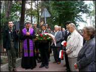 Ks. Andrzej prowadzi modlitwę przy brzozowym krzyżu