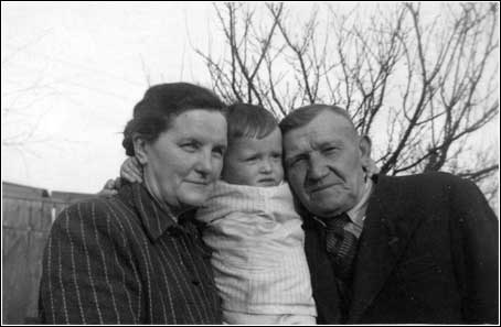 Autor tekstu z dziadkiem Bolesławem Lewińskim i babcią Marianną - lata 50 ubiegłego wieku