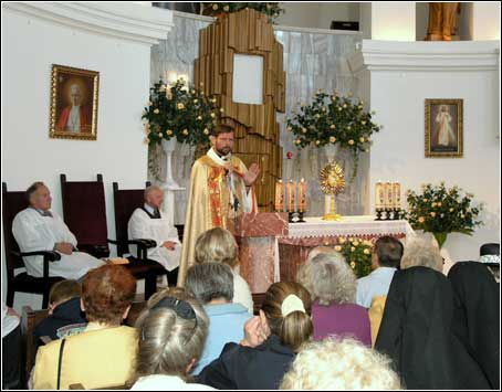 Przez trzy dni (9 - 11 IX 2004 r.), w czasie XV-godzinnego nabożeństwa rekolekcje przygotowujące parafian do Koronacji Obrazu Matki Bożej Miłosiernej prowadzi ks. Mariusz