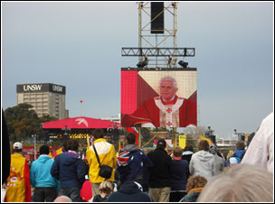 Sydney - Papież Benedykt XVI widziany na telebimie