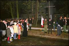 Idziemy pod szkołę, gdzie kiedyś w czasie wojny spoczęły doczesne szczątki ofiar Powstania Warszawskiego z 1944 roku 