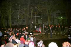 Ks. Andrzej Szymański dokonuje ceremonii poświęcenia krzyża i okolicznościowej tablicy ufundowanej przez ZHR i Radę Osiedla Kolorów. W imieniu fundatorów przemawia Sławomir Bryksa 