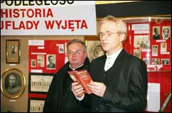 Wojciech Irmiński wita gości w głębi ks. Andrzej Perdzyński
