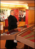 Ks. A.Perdzyński otwiera wystawę oraz daje krótki wykład historii liturgii